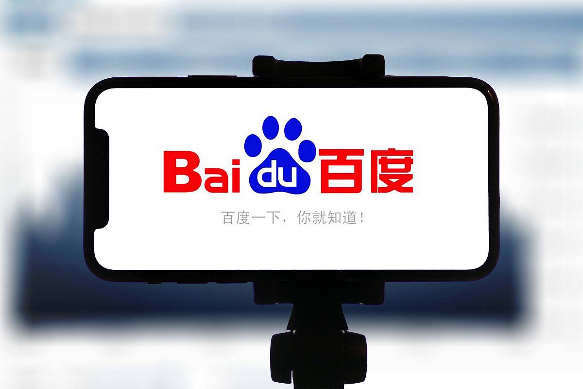 宝宝遇到漂亮空姐眼睛都看直了